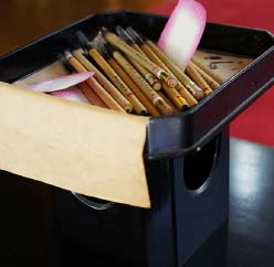 4月御忌会の午前中に、写経会大法要、筆供養、納経塔へ一年間の写経を納める法要を勤めます