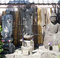 左から 水子子育て地蔵尊 / 地蔵尊 / 釈迦牟尼仏